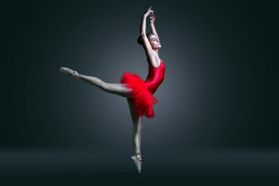Ballet mit dunklem Wandhintergrund
