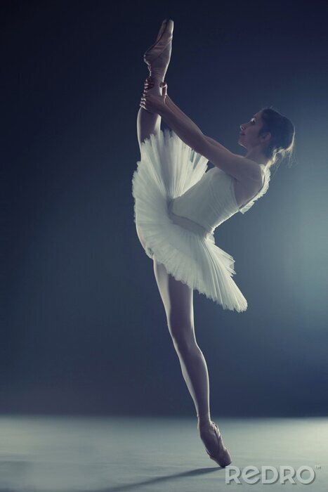 Fototapete Balletttänzerin auf dunklem Hintergrund