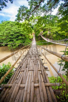 Fototapete Bambus-Brücke über breitem Fluss