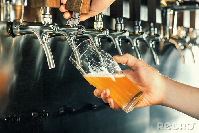 Fototapete Barkeeper füllt ein Glas mit Bier