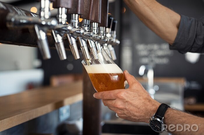 Fototapete Barkeeper gießt Bier aus dem Zapfhahn ein