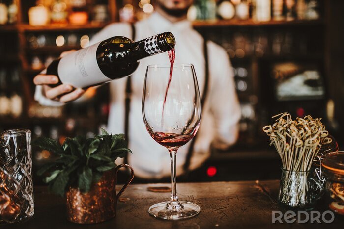 Fototapete Barkeeper gießt Wein ein
