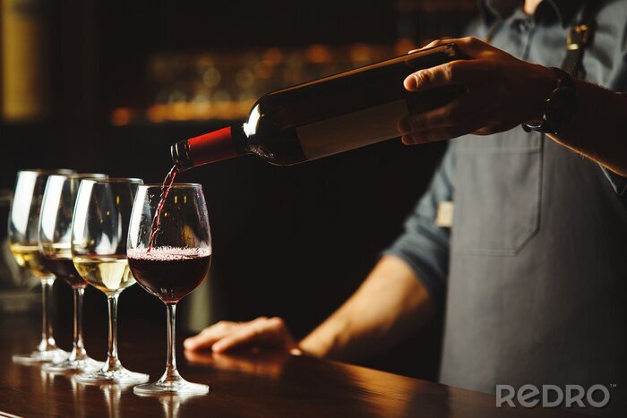 Fototapete Barkeeper gießt Wein in Gläser ein