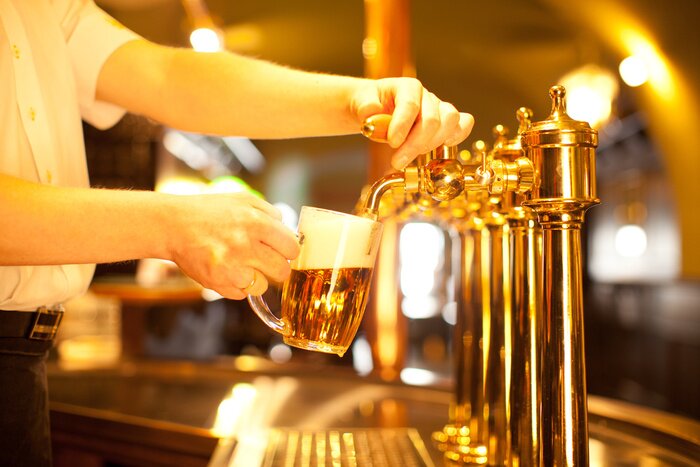 Fototapete Barkeeper schenkt Bier aus