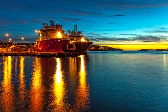 Fototapete Befeuerte Schiffe im Hafen in der Dämmerung