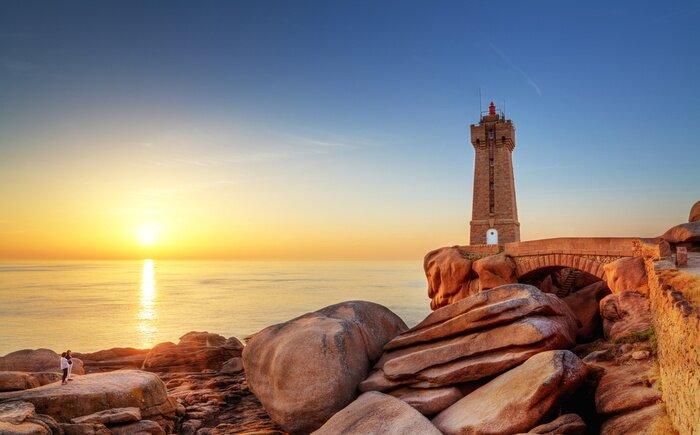 Fototapete Beiger Leuchtturm mit Brücke