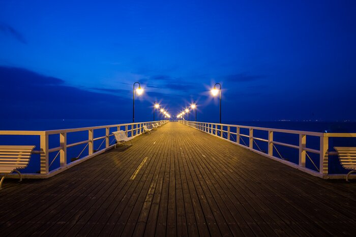 Fototapete Beleuchtete Mole in der Nacht