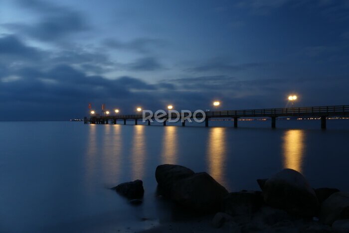 Fototapete Beleuchteter Pier bei Nacht