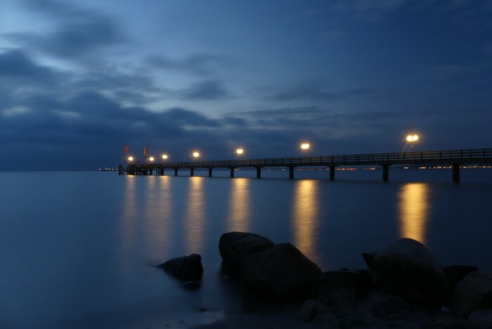 Fototapete Beleuchteter Pier bei Nacht