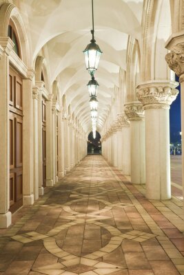 Fototapete Beleuchteter Säulengang im italienischen Stil