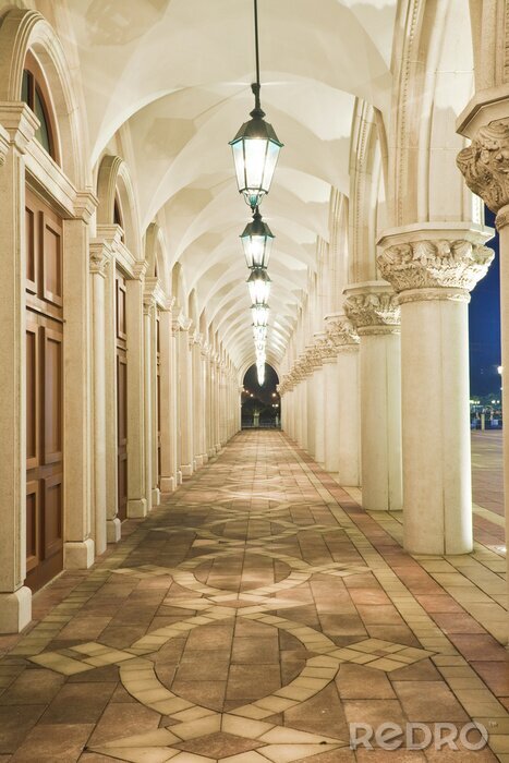 Fototapete Beleuchteter Säulengang im italienischen Stil