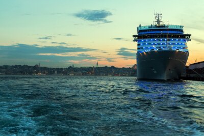 Fototapete Beleuchtetes Passagierschiff im Hafen