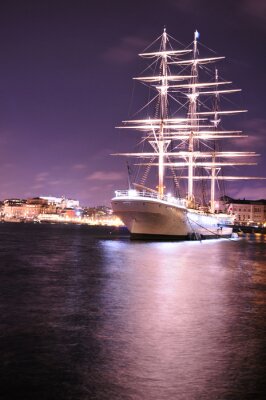 Fototapete Beleuchtetes Schiff auf See