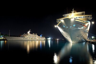 Beleuchtetes Schiff bei Nacht