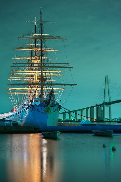 Fototapete Beleuchtetes Segelschiff und Brücke
