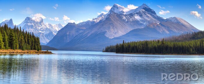 Fototapete Berge auf der Landschaft mit einem See