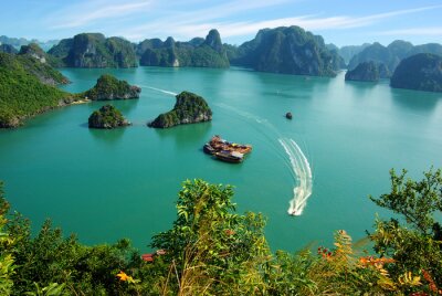 Fototapete Berge auf Wasser in Vietnam