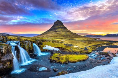 Fototapete Berge und ein Wasserfall in Island
