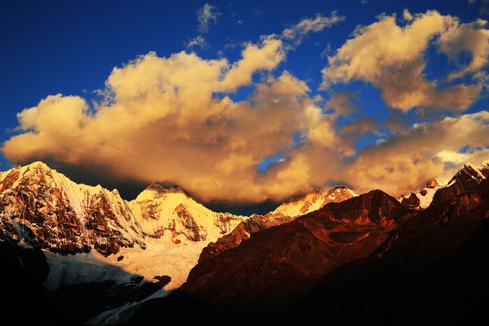 Fototapete Berge und Wolken in der Sonne