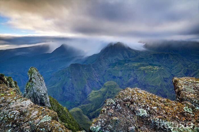 Fototapete Bergige Landschaft im Nebel