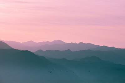 Fototapete Bergkette gegen den rosa Himmel