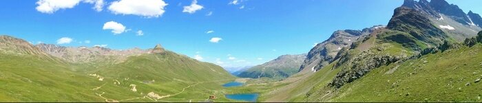 Fototapete Bergpanorama mit Lichtungen