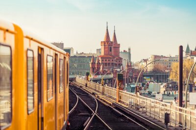 Poster Berlin mit einem gelben Zug auf einer Brücke im Vordergrund