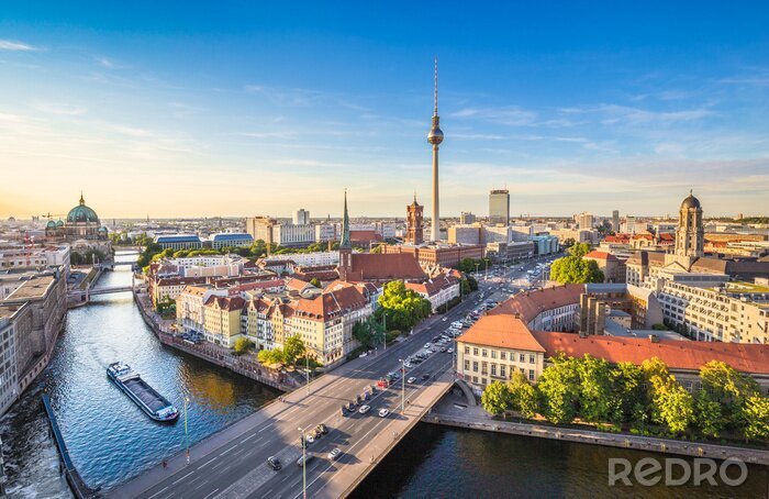Fototapete Berliner Landschaft mit Fluss und Fernsehturm