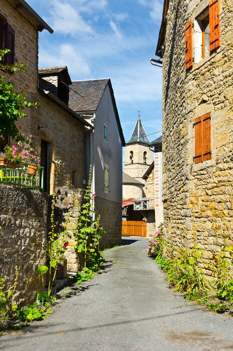 Fototapete Betongasse mit Turm