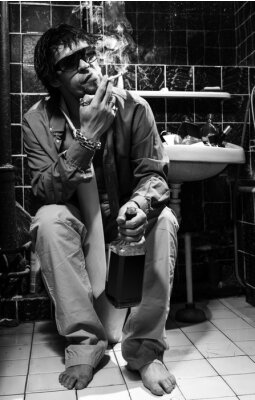 Fototapete Betrunkener Mann sitzt in einer Toilette mit einer Flasche Alkohol