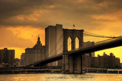 Bewölkte Brooklyn Bridge bei Sonnenuntergang