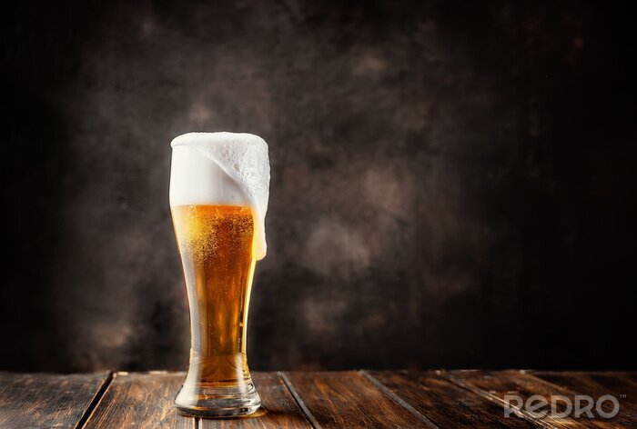 Fototapete Bier im Glas auf grauem Hintergrund