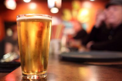 Fototapete Bier im Glas in der Bar