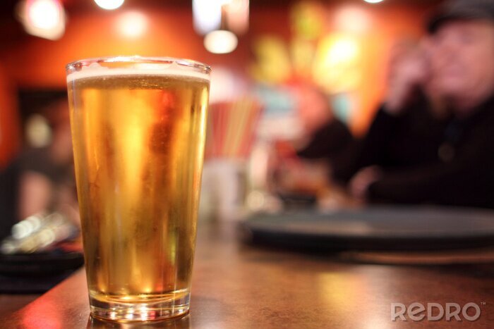 Fototapete Bier im Glas in der Bar