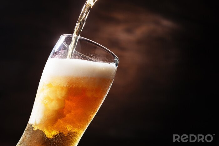Fototapete Bier in ein Glas gießen