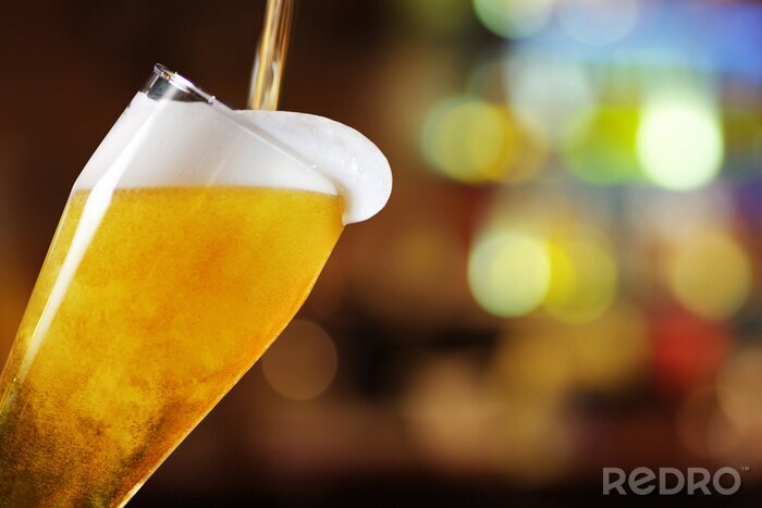 Fototapete Bier in ein Glas gießen in der Bar