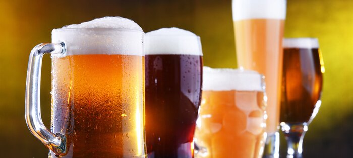 Fototapete Bier in Gläsern und Krügen