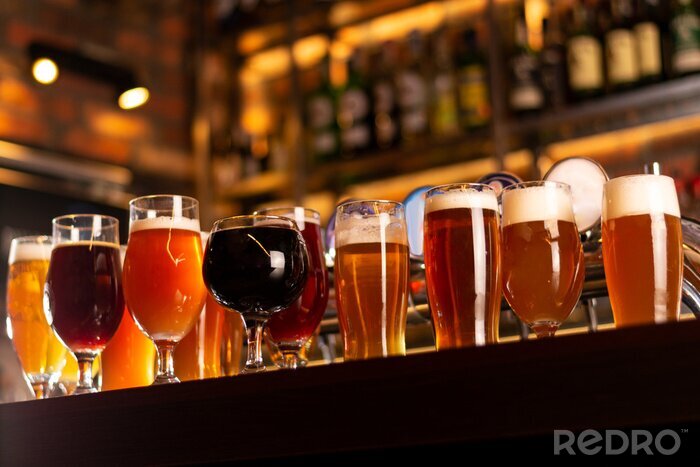 Fototapete Bier verschiedener Sorten an der Bar