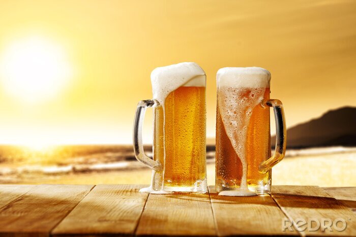 Fototapete Bier vor dem Hintergrund der untergehenden Sonne