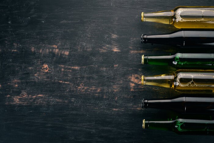 Fototapete Bierflaschen auf dem alten Tisch