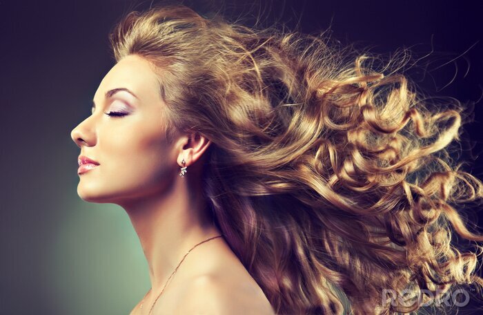 Fototapete Bildnis einer Frau mit lockigem Haar