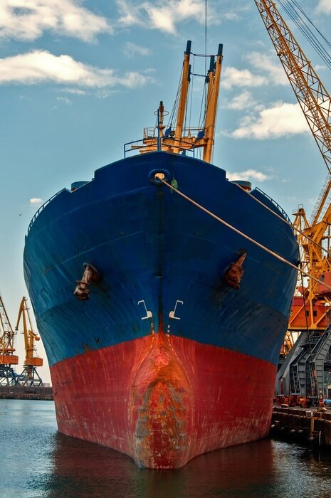 Fototapete blau-roter Schnabel des Schiffes