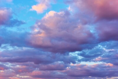 Blau-violette Wolken am Himmel