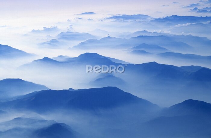 Fototapete Blaue Bergspitzen im Sommer