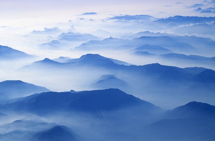 Fototapete Blaue Bergspitzen im Sommer