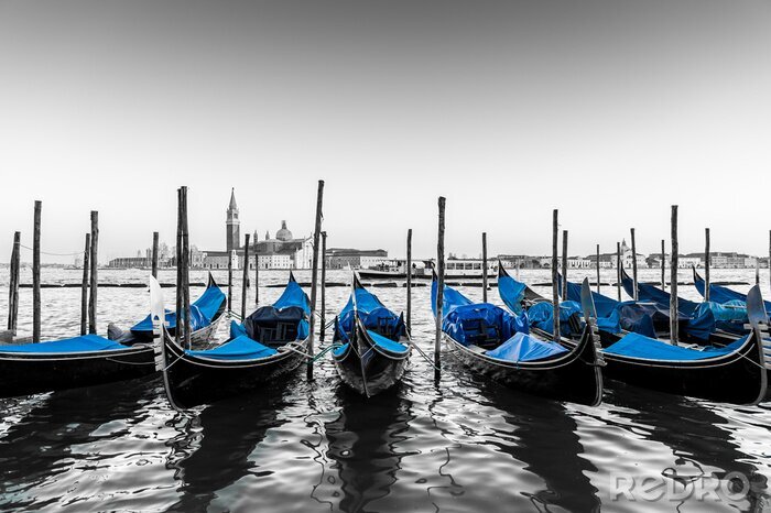Fototapete Blaue Gondeln an Pfählen vertäut