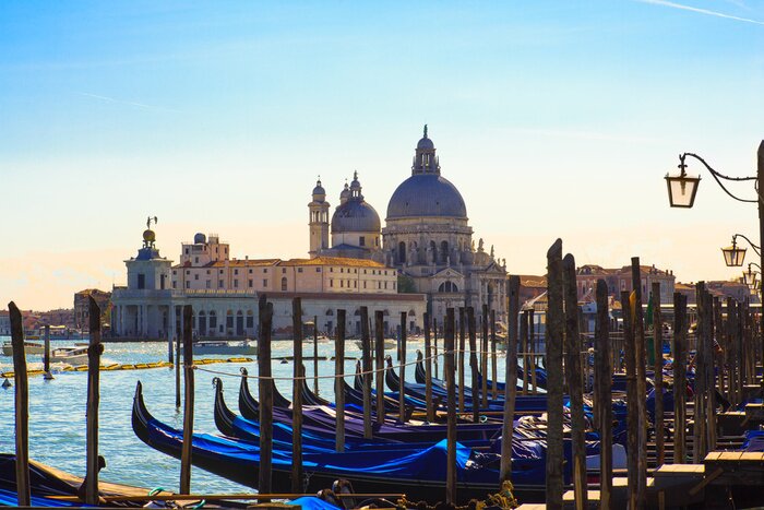 Fototapete Blaue gondeln vor dem hintergrund der basilika