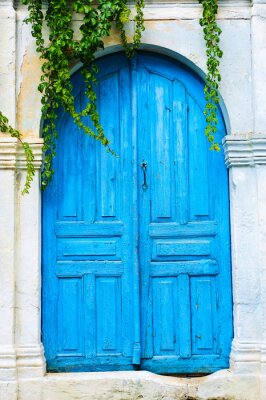 Fototapete Blaue Tür mit weißem Mauerhintergrund