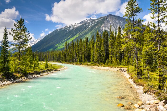 Fototapete Blauer Fluss und Berge im Hintergrund