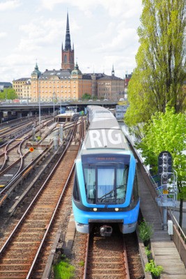 Fototapete Blauer Zug in Innenstadt